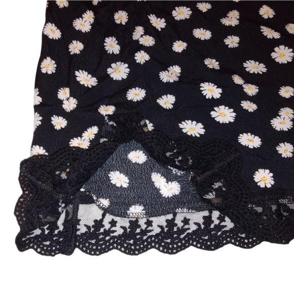 Forever 21 Black Skirt with Daisies , Lacey Trim , and a Small Side Slit 🌼🌼🌼 - Picture 5 of 7